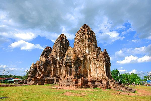 معبد سه برج در تایلند