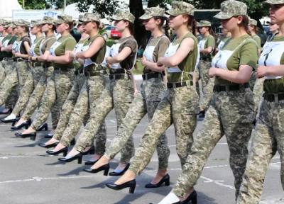 جنجال رژه سربازان زن ارتش اوکراین با کفش پاشنه بلند