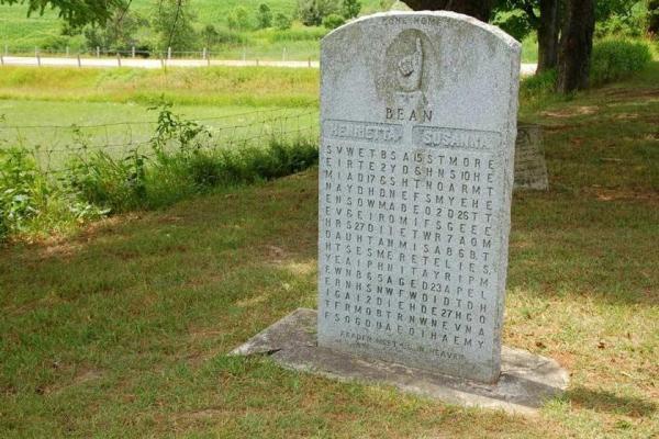 مقاله: فردی کانادایی که بر روی سنگ قبر همسرش یک معما حک کرد!